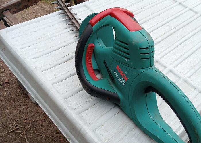 Grajewo ogłoszenia: Sprzedam kosiarkę do żywopłotu Bosch 550W.