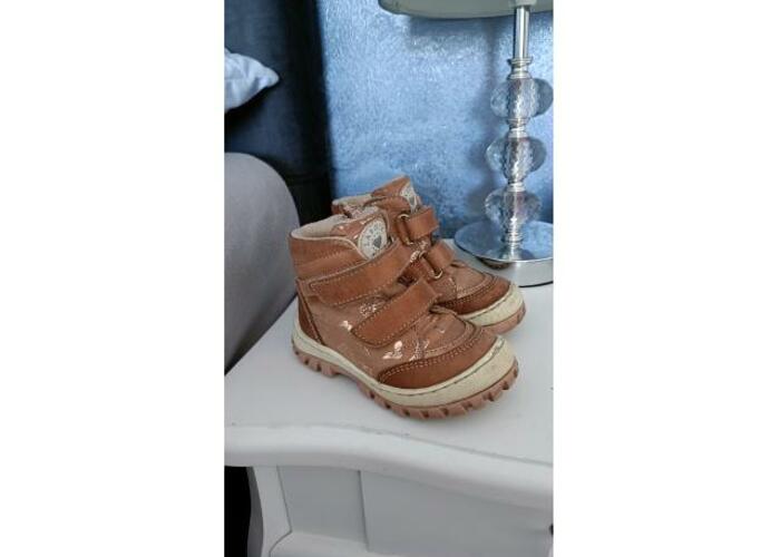 Grajewo ogłoszenia: Sprzedam:
- skórzane buciki Lasocki, rozmiar 20.
  Cena: 20zl...