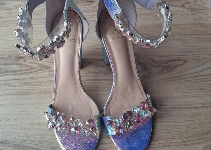 Grajewo ogłoszenia: Piękne sandałki na obcasie z kryształkami

Sprzedam efektowne,...