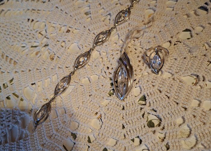 Grajewo ogłoszenia: Sprzedam komplet biżuterii  stan b dobry duży wisior pierścionek...
